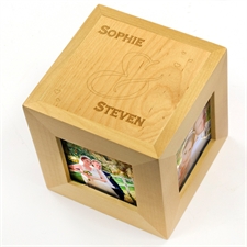 Cube photo en bois gravé personnalisé coeurs flottants