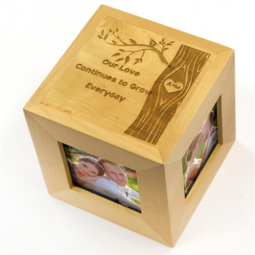 Cube photo en bois gravé romance enchanteresse