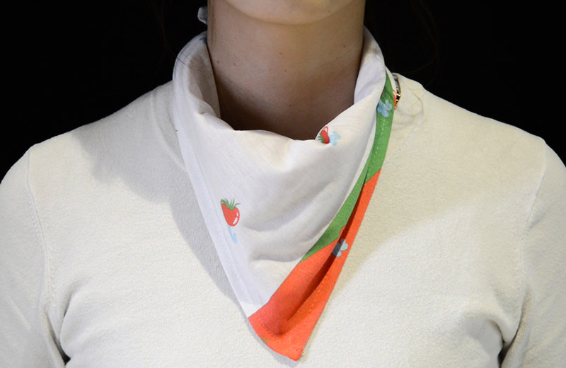 Stylisez votre bandana personnalisé et portez-le comme un foulard